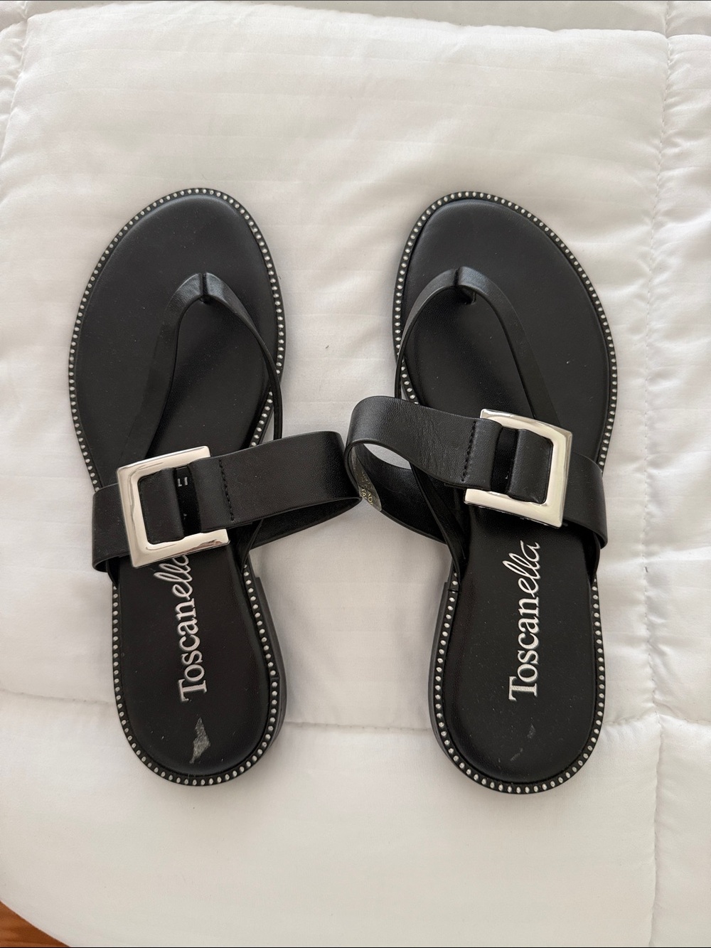 Toscanella Black Buckle Toe-Loop Sandals